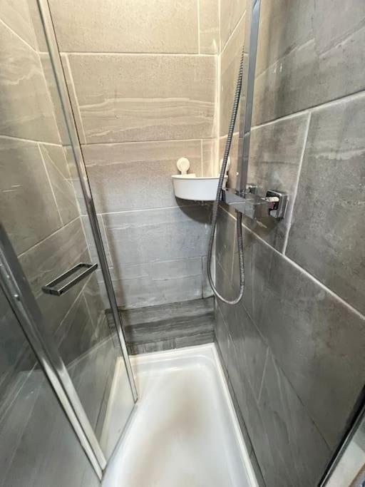 2 Bedroom Apartment Near Station لندن المظهر الخارجي الصورة