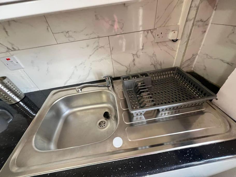 2 Bedroom Apartment Near Station لندن المظهر الخارجي الصورة