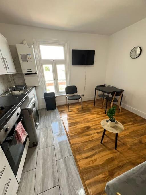 2 Bedroom Apartment Near Station لندن المظهر الخارجي الصورة
