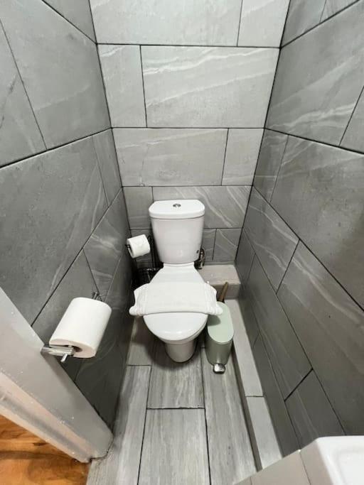 2 Bedroom Apartment Near Station لندن المظهر الخارجي الصورة
