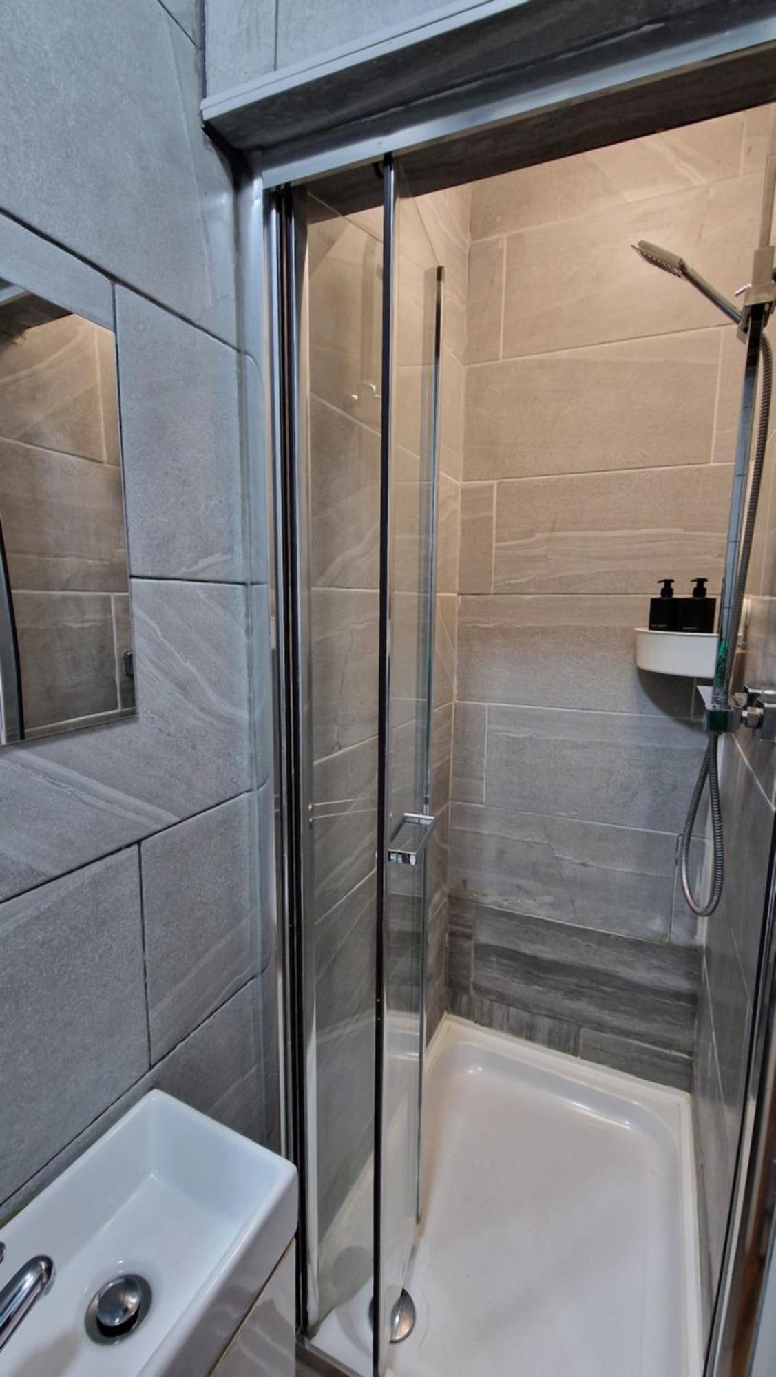2 Bedroom Apartment Near Station لندن المظهر الخارجي الصورة